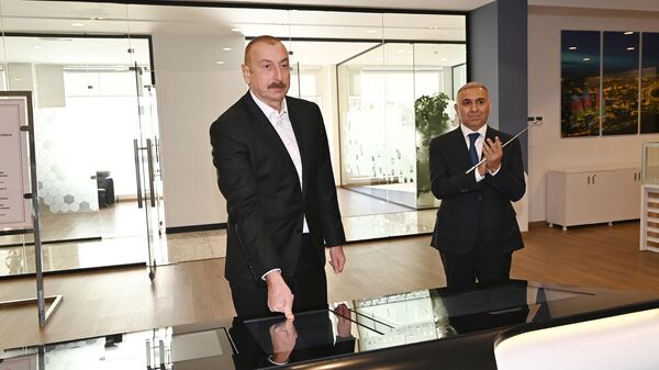 Президент Ильхам Алиев на открытии в Баку новой электрической подстанции и Главного центра управления цифровыми сетями - Sputnik Азербайджан
