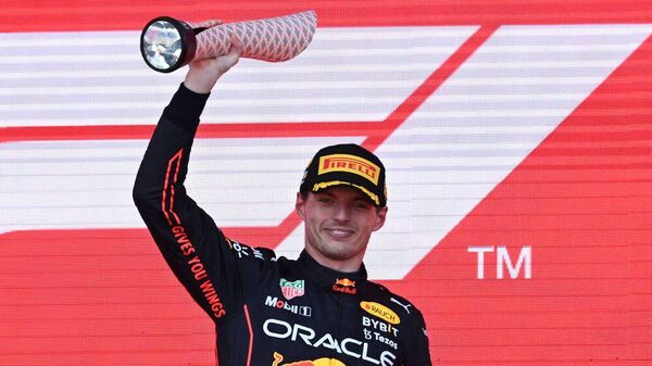 Пилот команды Red Bull Макс Ферстаппен становится победителем Гран-при Азербайджана Формулы 1 2022 года. - Sputnik Азербайджан
