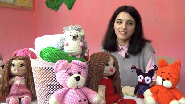 Учительница из Лянкярана вяжет игрушки для детей шехидов - Sputnik Азербайджан