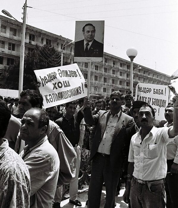9 июня 1993 года великий лидер Гейдар Алиев, отвечая на призывы народа, вернулся в Баку и фактически спас страну от катастрофы. - Sputnik Азербайджан