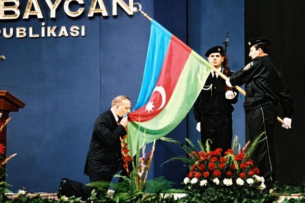 3 октября 1993 года Гейдар Алиев подавляющим большинством народа был избран президентом. - Sputnik Азербайджан
