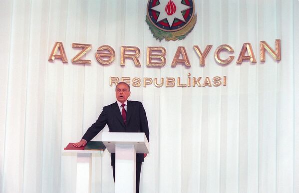 15 июня Гейдар Алиев был избран председателем Верховного Совета Азербайджана и, несмотря на большой риск, смело взял на себя миссию спасения народа. - Sputnik Азербайджан