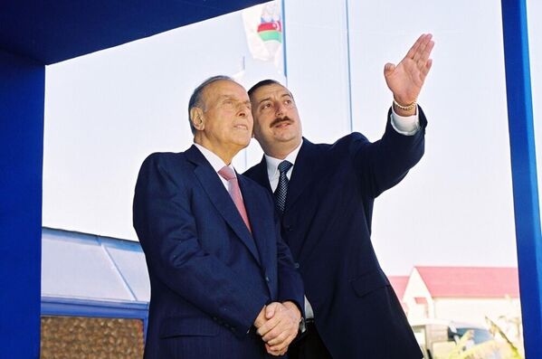 Выступая на заседании Милли Меджлиса 15 июня 1993 года, Гейдар Алиев объявил дальнейшую стратегию развития азербайджанской государственности, которую реализовал в последующие годы. - Sputnik Азербайджан