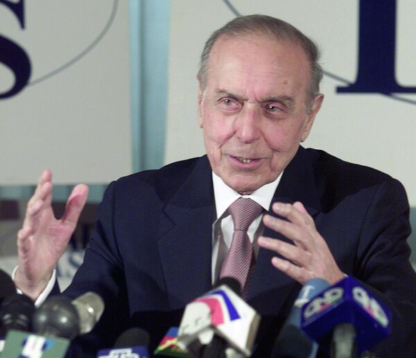Чтобы довести до мировой общественности реалии Азербайджана, 20 июня 1993 года Гейдар Алиев провел брифинг для местных и зарубежных журналистов. - Sputnik Азербайджан