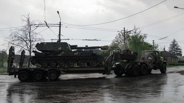 Военный грузовик перевозит украинскую самоходную артиллерийскую установку  - Sputnik Азербайджан