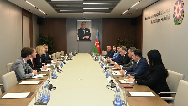 Министр иностранных дел АР Джейхун Байрамов встретился с помощником госсекретаря США по делам Европы и Евразии Карен Донфрид - Sputnik Азербайджан