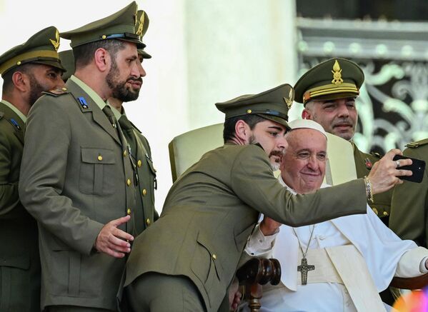 Папа Франциск позирует для селфи с офицерами итальянской армии в Ватикане. - Sputnik Азербайджан
