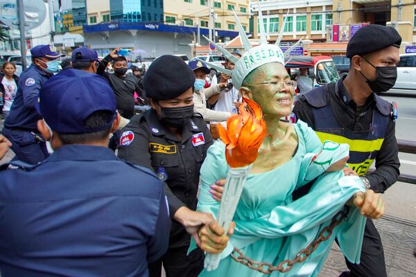 Камбоджийско-американская правозащитница Теари Сенг в костюме статуи Свободы, после признания её виновной в государственной измене в муниципальном суде Пномпеня. - Sputnik Азербайджан