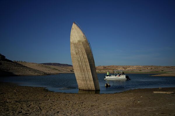 Ранее затонувшая лодка на озере Мид в США, стоящая колом после его обмеления. - Sputnik Азербайджан