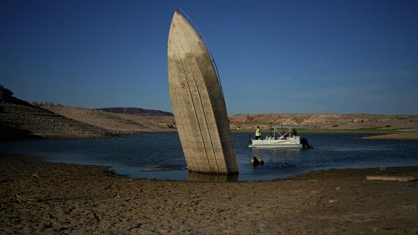 Ранее затонувшая лодка на озере Мид в США, стоящая колом после его обмеления - Sputnik Азербайджан