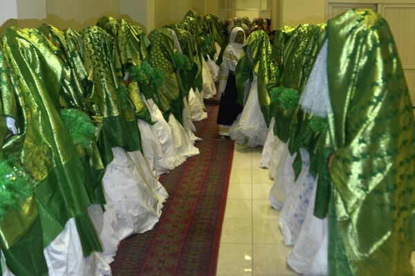 Невесты ждут начала массовой свадебной церемонии в Кабуле. - Sputnik Азербайджан