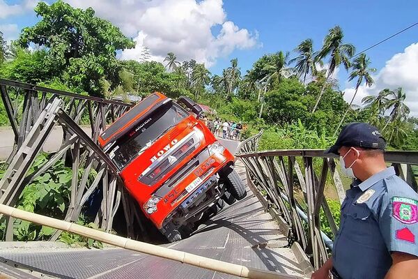 Перевернувшийся после обрушения моста грузовик в Катигбиане, Филиппины. - Sputnik Азербайджан