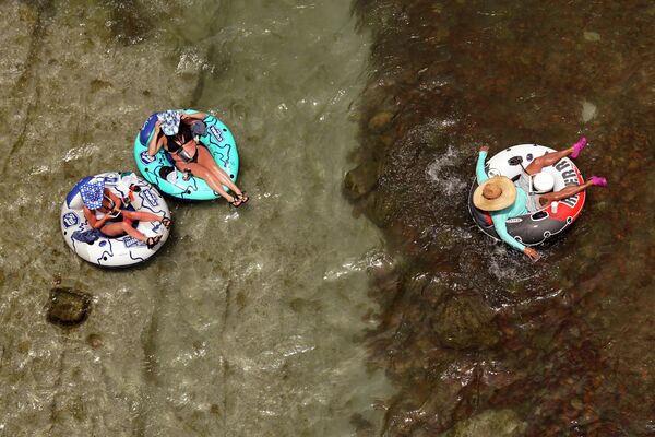 Отдых на реке Комал в Нью-Браунфелсе, штат Техас, США. - Sputnik Азербайджан