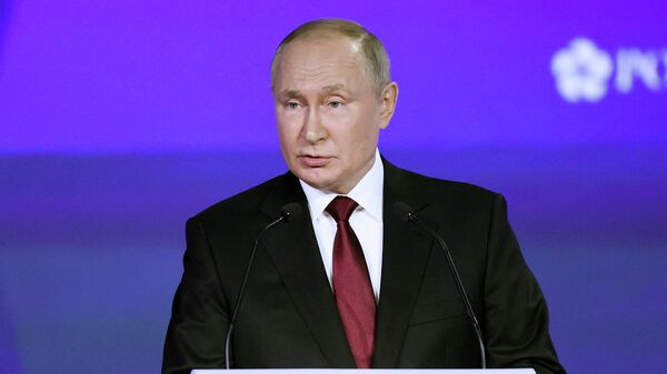 Президент РФ Владимир Путин выступает на пленарном заседании юбилейного, XXV Петербургского международного экономического форума - Sputnik Азербайджан
