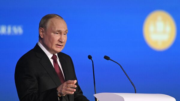 Rusiya prezidenti Vladimir Putin Sankt-Peterburq Beynəlxalq İqtisadi Forumundakı çıxışı zamanı  - Sputnik Azərbaycan