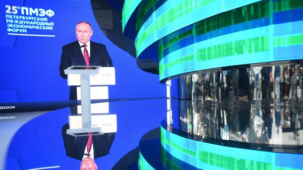 Rusiya prezidenti Vladimir Putin Sankt-Peterburq Beynəlxalq İqtisadi Forumunun plenar iclasında çıxışı zamanı  - Sputnik Azərbaycan
