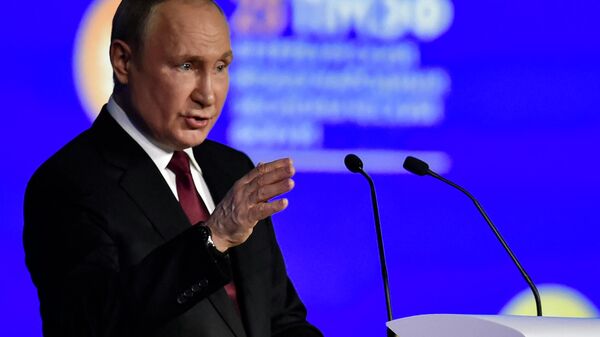 Президент РФ Владимир Путин выступает на пленарном заседании юбилейного, XXV Петербургского международного экономического форума - Sputnik Azərbaycan