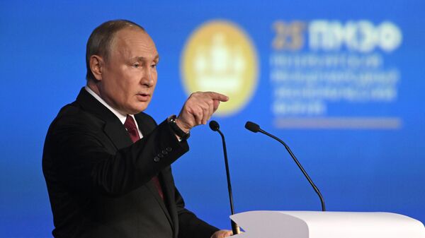 Президент РФ Владимир Путин выступает на пленарном заседании юбилейного, XXV Петербургского международного экономического форума - Sputnik Азербайджан