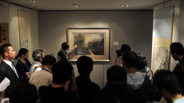 Глава отдела китайской живописи Sotheby’s, подробно рассказывает о китайской картине Чжан Дацяня - Sputnik Азербайджан