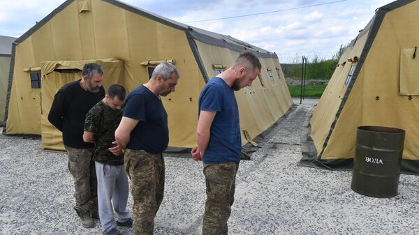 Пункт временного содержания украинских военнопленных на Харьковском направлении - Sputnik Азербайджан