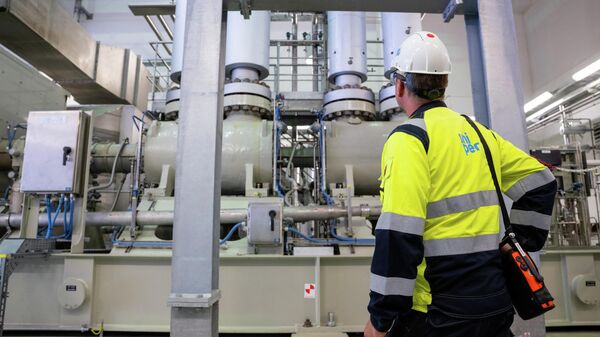 Сотрудник Uniper Energy Storage осматривает наземные объекты хранилища природного газа на Uniper Energy Storage в Бирванге, южная Германия - Sputnik Azərbaycan
