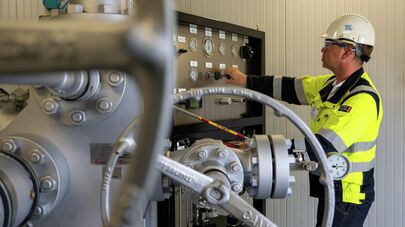 Сотрудник Uniper Energy Storage осматривает наземные объекты хранилища природного газа на Uniper Energy Storage в Бирванге, южная Германия