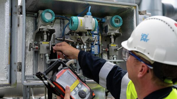 Сотрудник Uniper Energy Storage осматривает наземные объекты хранилища природного газа на Uniper Energy Storage в Бирванге, южная Германия - Sputnik Азербайджан