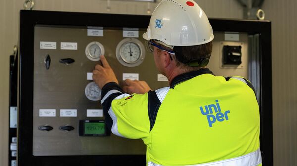 Uniper Energy Storage şirkətinin əməkdaşı Almaniyanın cənubundakı Biervanqda yürüstü təbii qaz anbarını yoxlayır, arxiv şəkli - Sputnik Azərbaycan