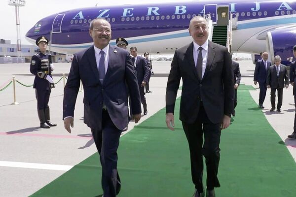 Президент Азербайджана Ильхам Алиев прибыл с государственным визитом в Узбекистан - Sputnik Азербайджан