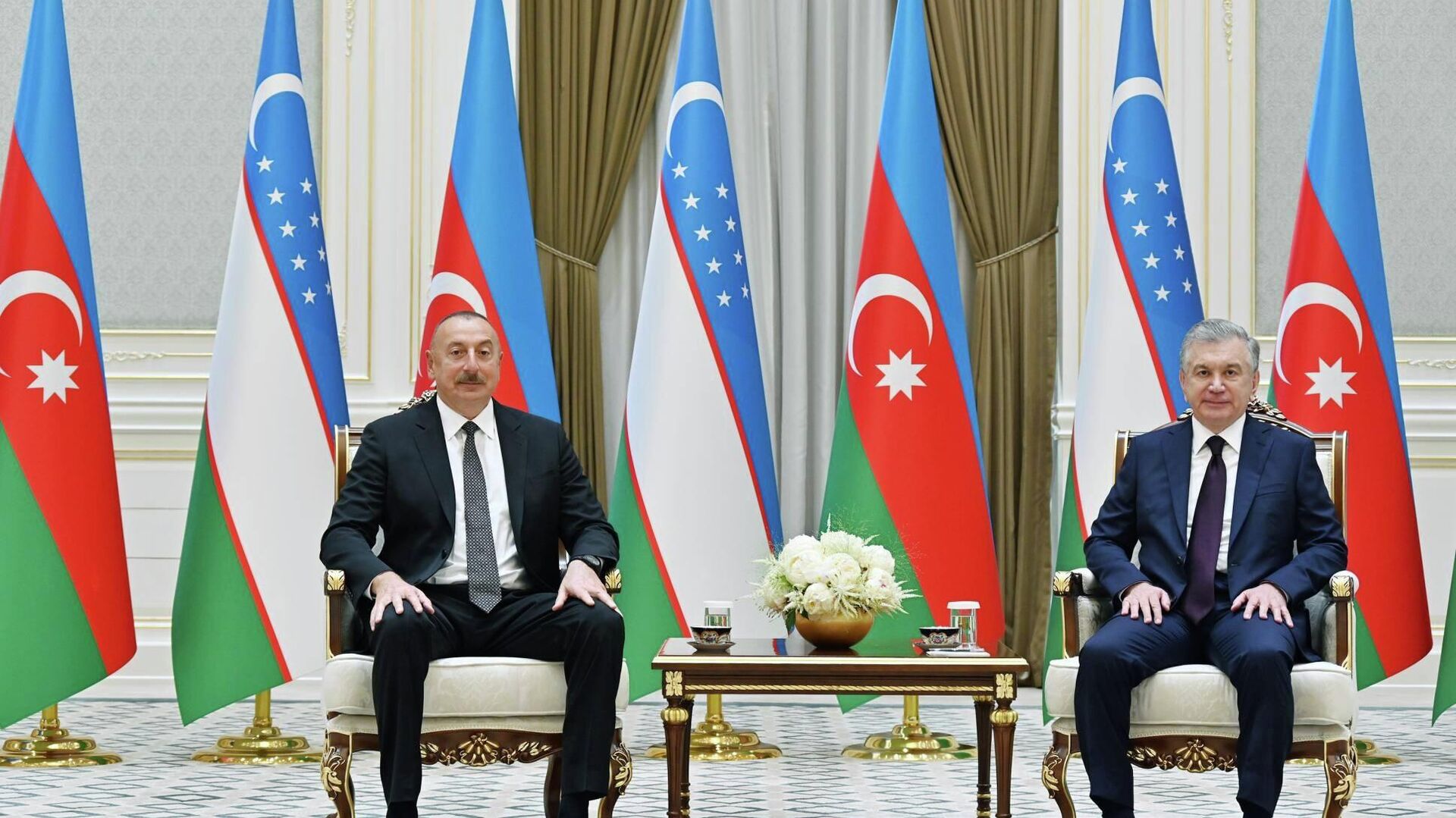 Президент Азербайджана Ильхам Алиев и Президент Узбекистана Шавкат Мирзиёев - Sputnik Азербайджан, 1920, 24.07.2022