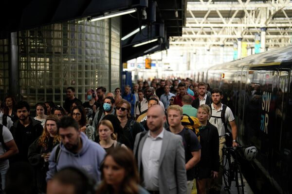 37% пассажиров добираются на поезде до места работы и обратно. И если пандемия приучила британцев работать из дома, то на индустрию развлечений это не распространяется. - Sputnik Азербайджан