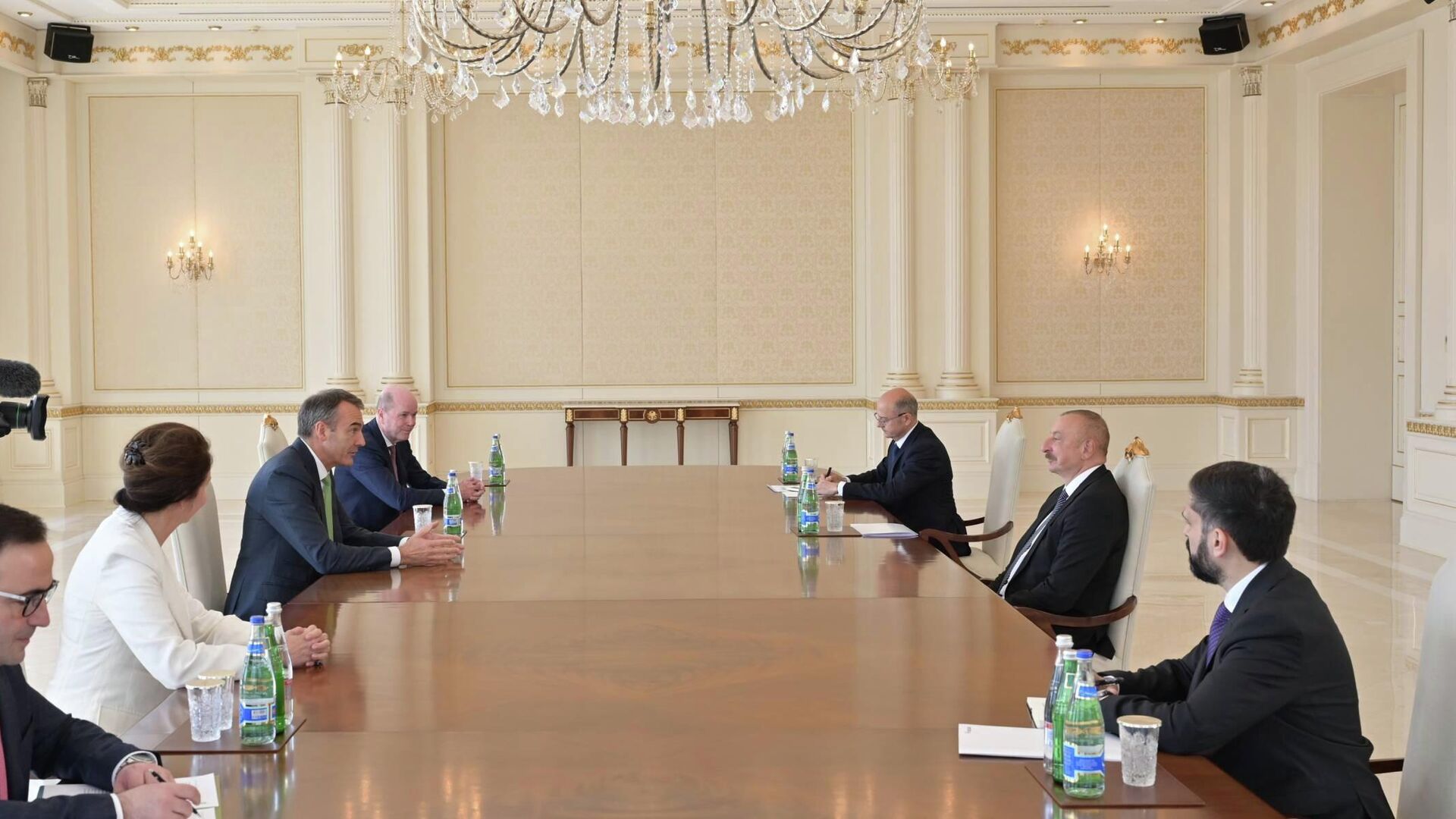 Президент Азербайджана Ильхам Алиев сегодня принял генерального директора компании BP Бернара Луни - Sputnik Азербайджан, 1920, 24.06.2022