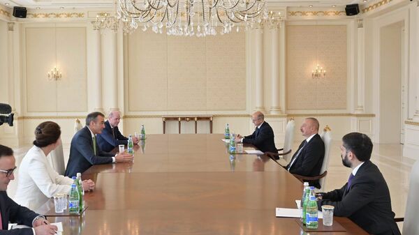 Президент Азербайджана Ильхам Алиев сегодня принял генерального директора компании BP Бернара Луни - Sputnik Азербайджан