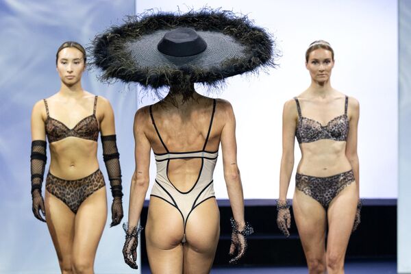 Модели представляют белье во время показа мод в Париже. - Sputnik Азербайджан