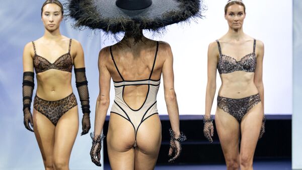 Модели представляют белье во время показа мод в Париже - Sputnik Азербайджан
