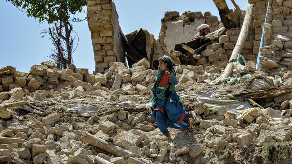Ребенок среди обломков поврежденных домов после землетрясения в округе Берналь, Афганистан - Sputnik Азербайджан