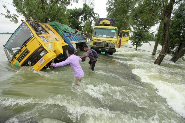Застрявшие грузовики на затопленной улице в Сунамгандже, Бангладеш. - Sputnik Азербайджан