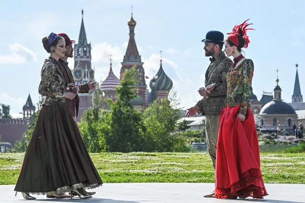 Модели на показе коллекции модельера Вячеслава Зайцева в рамках Московской недели моды. - Sputnik Азербайджан