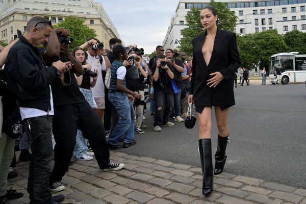 Австралийская модель Шанина Шейк прибывает на показ мужской одежды Givenchy Spring/Summer 2023 в рамках Недели моды в Париже. - Sputnik Азербайджан