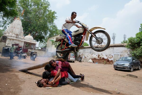 Выполнение трюка на фестивале колесниц в Ахмадабаде, Индия. - Sputnik Азербайджан