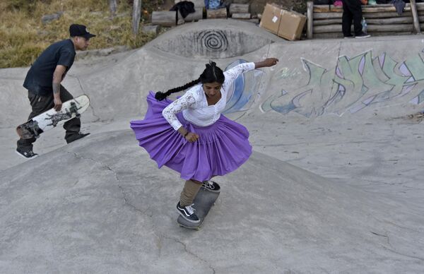 Боливийская девушка из женского скейтборд-коллектива &quot;Imilla Skate&quot; катается на скейте. - Sputnik Азербайджан