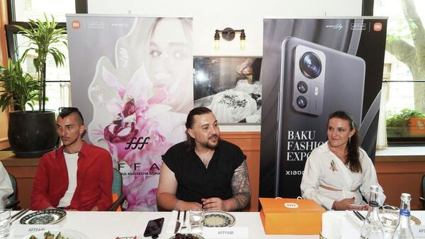 Всемирно известный дизайнер из Страны огней Руфат Исмаил встретился с местными представителями СМИ - Sputnik Азербайджан