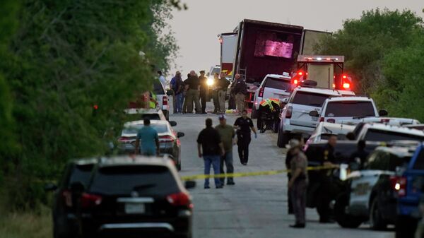 Сотрудники полиции работают на месте происшествия в Техасе, где десятки человек были найдены мертвыми - Sputnik Азербайджан