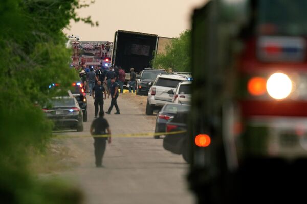 Место происшествия, в городе Сан-Антонио, штат Техас, где десятки человек были найдены мертвыми в брошенной фуре. - Sputnik Азербайджан