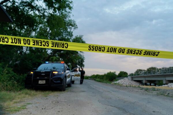 Место происшествия, в городе Сан-Антонио, штат Техас, где десятки человек были найдены мертвыми в брошенной фуре. - Sputnik Азербайджан