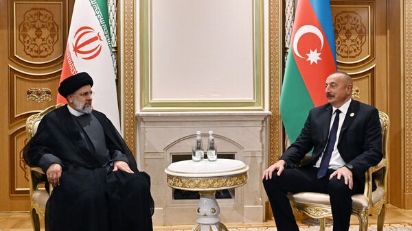 В Ашхабаде состоялась встреча Президента Азербайджана Ильхама Алиева с Президентом Ирана Сейедом Ибрахимом Раиси - Sputnik Азербайджан