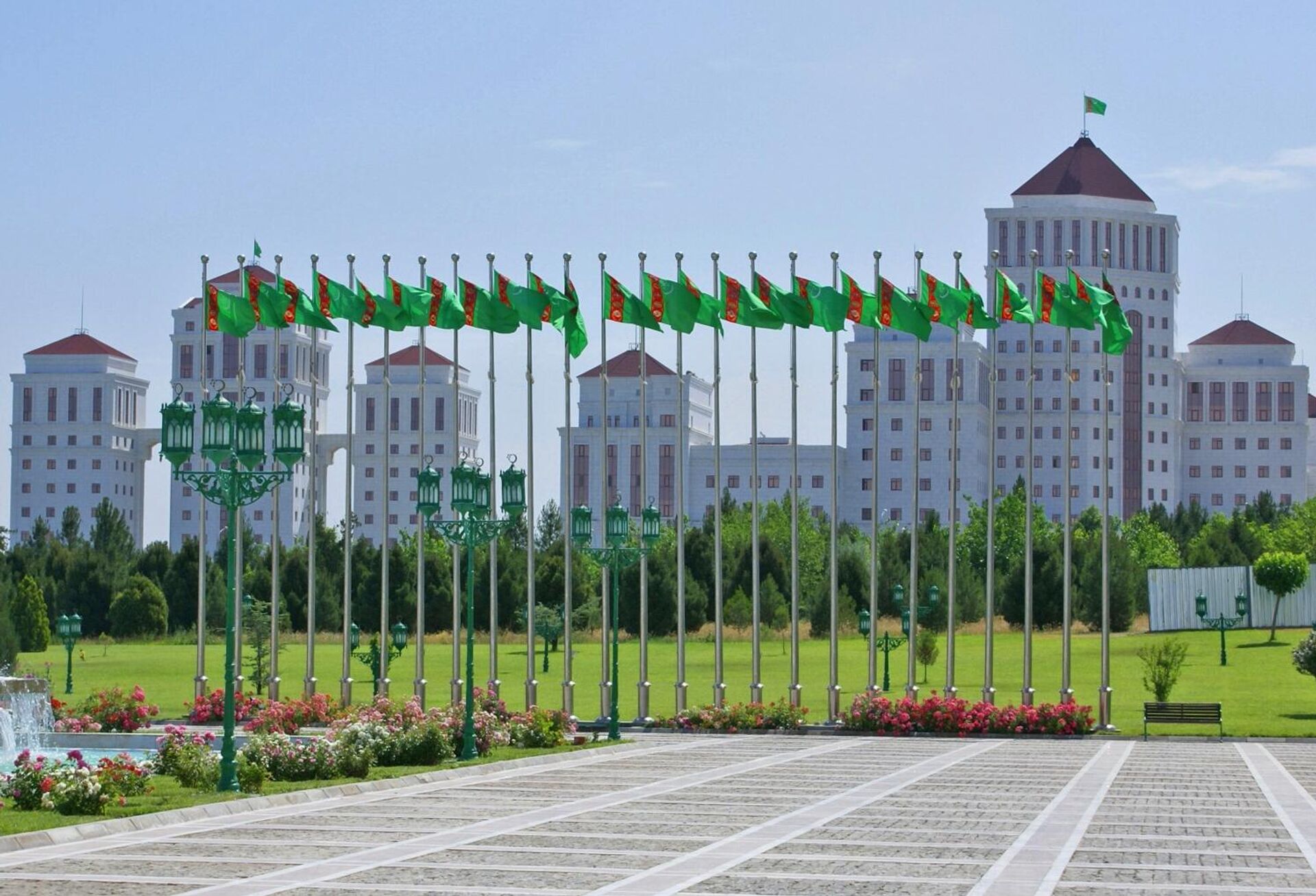 Государственные флаги Туркменистана в Ашхабаде - Sputnik Азербайджан, 1920, 12.03.2024