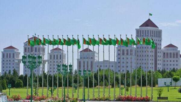 Государственные флаги Туркменистана в Ашхабаде - Sputnik Азербайджан