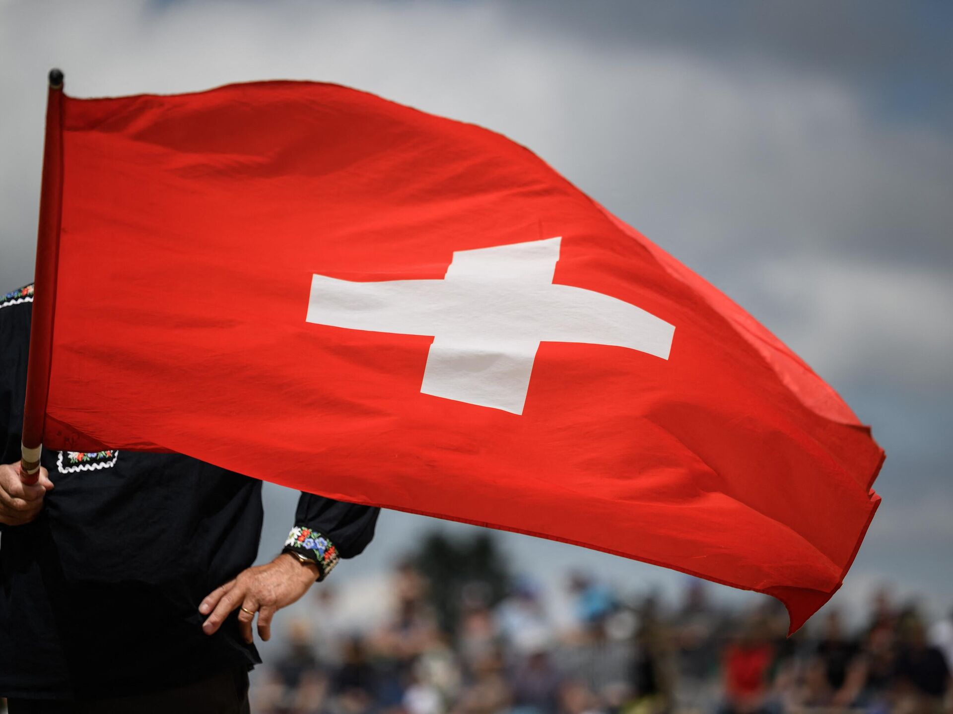 Флаг Швейцарии. Швейцария Украина. Флаг Швейцарии фото. Полиция Швейцарии. Швейцария против санкций