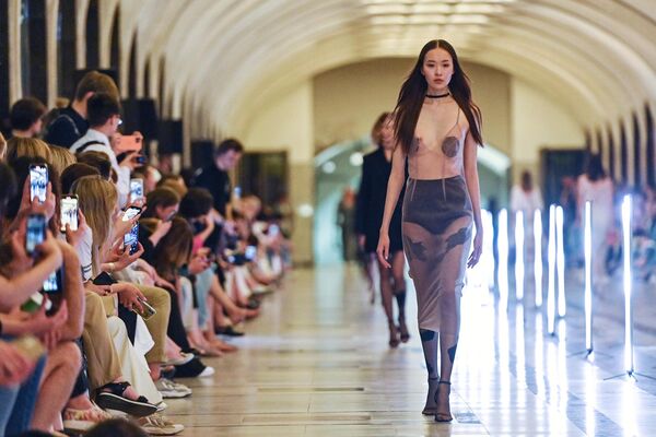 Модель во время показа коллекций одежды молодых дизайнеров на станции метро Маяковская - Sputnik Азербайджан